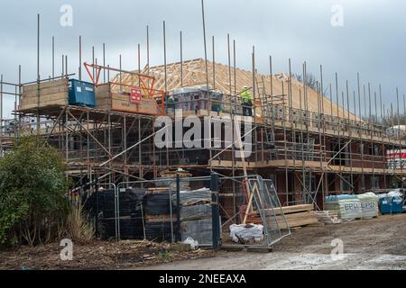 Windsor, Regno Unito. 16th febbraio, 2023. Molti residenti di Windsor sono molto rattristati dal fatto che l'ex Squires Garden Centre a Windsor sia stato demolito e che nuove case siano state costruite su di esso da Nicholas King Homes. Allo stesso modo, il vicino ex Wyevale Garden Centre di Windsor è stato demolito e sostituito con un supermercato Aldi. Entrambi i centri giardino erano molto popolari e utilizzati soprattutto dagli anziani per il pranzo e la socializzazione. L'ex sito Squires ora conosciuto come Oakley Mews, ha 30 case di notizie costruite su di esso con prezzi a partire da £ 750k e salendo fino a £ 1m. Credito: Maureen McLean/Alamy Foto Stock