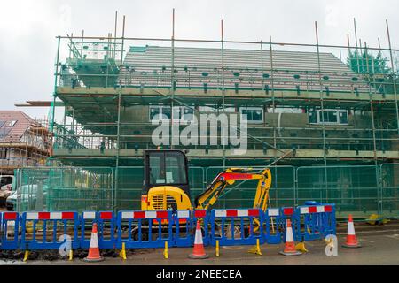 Windsor, Regno Unito. 16th febbraio, 2023. Molti residenti di Windsor sono molto rattristati dal fatto che l'ex Squires Garden Centre a Windsor sia stato demolito e che nuove case siano state costruite su di esso da Nicholas King Homes. Allo stesso modo, il vicino ex Wyevale Garden Centre di Windsor è stato demolito e sostituito con un supermercato Aldi. Entrambi i centri giardino erano molto popolari e utilizzati soprattutto dagli anziani per il pranzo e la socializzazione. L'ex sito Squires ora conosciuto come Oakley Mews, ha 30 case di notizie costruite su di esso con prezzi a partire da £ 750k e salendo fino a £ 1m. Credito: Maureen McLean/Alamy Foto Stock