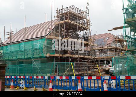 Windsor, Regno Unito. 16th febbraio, 2023. Molti residenti di Windsor sono molto rattristati dal fatto che l'ex Squires Garden Centre a Windsor sia stato demolito e che nuove case siano state costruite su di esso da Nicholas King Homes. Allo stesso modo, il vicino ex Wyevale Garden Centre di Windsor è stato demolito e sostituito con un supermercato Aldi. Entrambi i centri giardino erano molto popolari e utilizzati soprattutto dagli anziani per il pranzo e la socializzazione. L'ex sito Squires ora conosciuto come Oakley Mews, ha 30 case di notizie costruite su di esso con prezzi a partire da £ 750k e salendo fino a £ 1m. Credito: Maureen McLean/Alamy Foto Stock