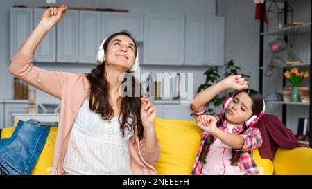 madre figlia ballare ascoltando musica. Bella foto Foto Stock