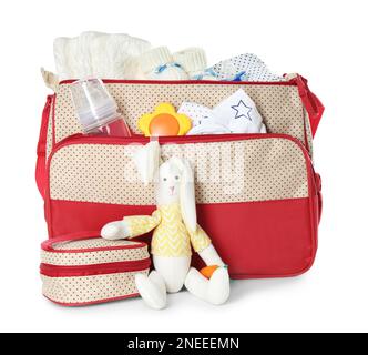 Borsa maternità con abiti e accessori per bambini su sfondo bianco Foto Stock