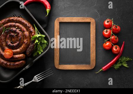 vista dall'alto sul delizioso tavolo con salsiccia alla griglia. Foto ad alta risoluzione Foto Stock