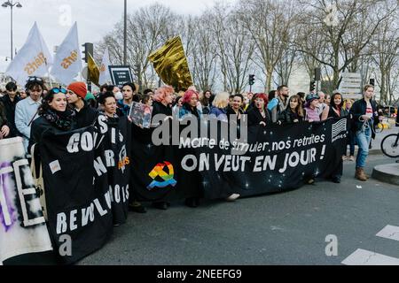 Francia / Parigi, 16/02/2023, Jan Schmidt-Whitley/le Pictorium - dimostrazione del 16 febbraio contro la riforma delle pensioni - 16/2/2023 - Francia / Parigi / Parigi - LGBT+ manifestanti contro la riforma delle pensioni. Decine di migliaia di manifestanti si sono riuniti a Parigi per protestare contro la riforma pensionistica del governo di Borne su richiesta dell'interUnione. Foto Stock