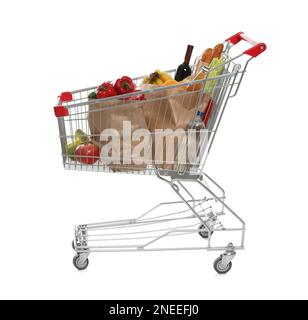 Carrello pieno di generi alimentari su sfondo bianco Foto Stock