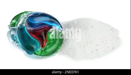 Capsule per bucato colorate e polvere detergente su sfondo bianco Foto Stock