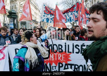 Francia / Parigi, 16/02/2023, Jan Schmidt-Whitley/le Pictorium - dimostrazione del 16 febbraio contro la riforma delle pensioni - 16/2/2023 - Francia / Parigi / Parigi - gli studenti universitari si sono mobilitati contro la riforma delle pensioni. Decine di migliaia di manifestanti si sono riuniti a Parigi per protestare contro la riforma pensionistica del governo di Borne su richiesta dell'interUnione. Foto Stock