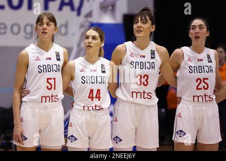 Belgrado, Serbia, 9 febbraio 2023. Mina Djordjevic di Serbia, Katarina Zec di Serbia, Tina Krajisnik di Serbia, Masa Jankovic di Serbia si levano in piedi durante l'inno nazionale durante la partita dei qualificatori di EuroBasket femminile tra Serbia e Croazia nella sala Ranko Zeravica di Belgrado, Serbia. Febbraio 9, 2023. Credito: Nikola Krstic/Alamy Foto Stock