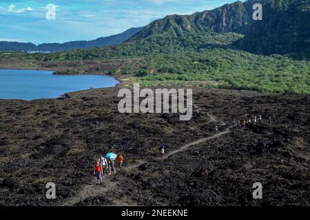 Salita al vulcano ancora attivo Monte Tavurvur, Rabaul, New Britain Orientale, Arcipelago Bismarck, Papua Nuova Guinea Foto Stock