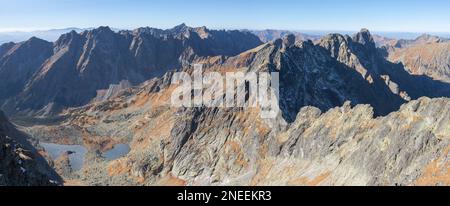 Alti Tatra - Slovacchia - il panorama dei laghi di Zabie plesa con le cime di Satana e Krivan sullo sfondo dal picco di Rysy. Foto Stock