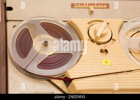 Registratore da bobina a bobina di marca Stellaphone dotato di nastro audio ad alta fedeltà Synchrotape tipico delle apparecchiature 1950s e 1960s. Studio nel Regno Unito. (133) Foto Stock