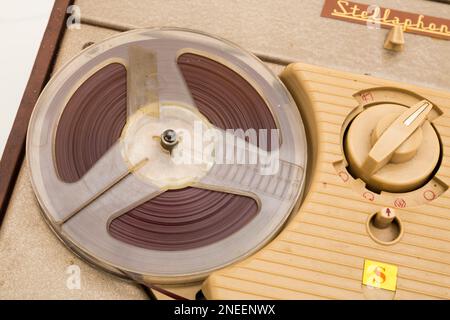 Registratore da bobina a bobina di marca Stellaphone dotato di nastro audio ad alta fedeltà Synchrotape tipico delle apparecchiature 1950s e 1960s. Studio nel Regno Unito. (133) Foto Stock