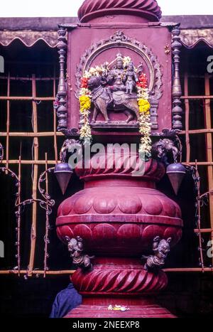 Personale di posto di bandiera nel tempio di Jalakandeswarar di 13th secolo all'interno del forte di Vellore, Tamil Nadu, India del sud, India, Asia Foto Stock