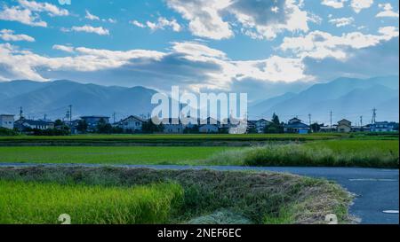 Vista sulle Alpi giapponesi e sulle fattorie di Matsumoto, Giappone. Foto Stock