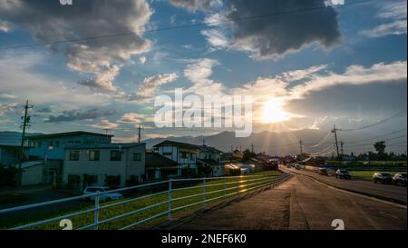 Vista sulle Alpi giapponesi e sulle fattorie di Matsumoto, Giappone. Foto Stock