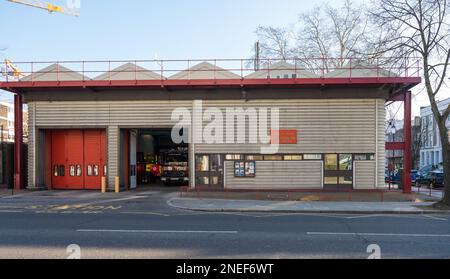 Esterno della stazione dei vigili del fuoco di North Kensington (G27). Sportello principale aperto che mostra un motore antincendio. Ladbroke Grove, Londra, Inghilterra, Regno Unito Foto Stock