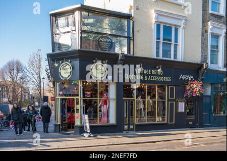 Esterno del Pepper Tree London, un negozio di abbigliamento vintage che vende abiti sostenibili e rispettosi dell'ambiente. Portobello Road, Londra, Inghilterra, Regno Unito Foto Stock