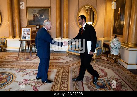 Il re Carlo III riceve il dottor Sultan al Jaber, presidente degli Emirati Arabi Uniti del COP28 e inviato speciale per il cambiamento climatico degli Emirati Arabi Uniti, durante un'udienza a Buckingham Palace, Londra. Data immagine: Giovedì 16 febbraio 2023. Foto Stock
