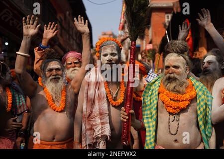 Kathmandu, NE, Nepal. 16th Feb, 2023. Sadhus indù riunirsi sui locali del tempio Pashupatinath per celebrare il festival annuale Mahashivaratri questo fine settimana, a Kathmandu, Nepal. (Credit Image: © Aryan Dhimal/ZUMA Press Wire) SOLO PER USO EDITORIALE! Non per USO commerciale! Foto Stock