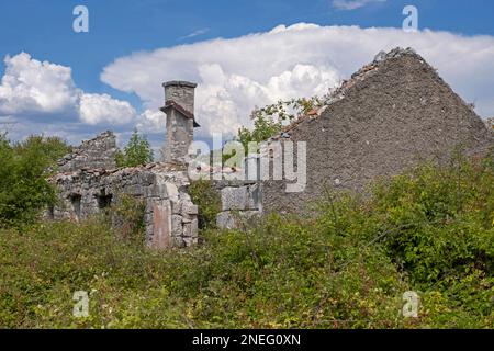 Casa in rovina nel villaggio di Hum, abbandonato durante la guerra bosniaca, Trebinje, Republika Srpska, Bosnia-Erzegovina Foto Stock