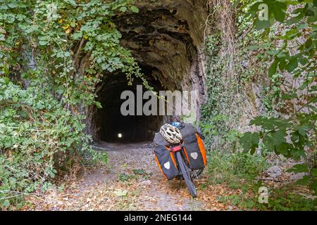 Bici da trekking di fronte al vecchio tunnel ferroviario sul Ciro Trail, percorso ciclabile da Dubrovnik a Mostar nella Bosnia-Erzegovina sud-occidentale Foto Stock