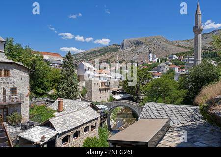 Vista sulla storica città vecchia di Mostar del 16th° secolo, costruita dagli Ottomani, Cantone Erzegovina-Neretva, Bosnia-Erzegovina Foto Stock