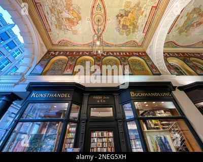 14.02.2023, Hamburg, Deutschland - Blick unter die Decke der Mellin-passage vor der Kunst- und Buchhandlung Felix Jud & Co. Ad Amburgo Foto Stock