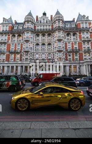 L'auto Luxury Gold BMW Coupe ha raggiunto il traffico delle ore di punta lungo Knightsbridge, nel centro di Londra, Inghilterra, Regno Unito Foto Stock