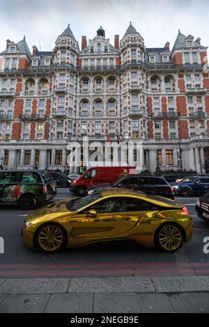 L'auto Luxury Gold BMW Coupe ha raggiunto il traffico delle ore di punta lungo Knightsbridge, nel centro di Londra, Inghilterra, Regno Unito Foto Stock