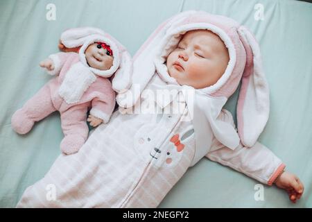 Sonno spensierato bambino piccolo con un giocattolo morbido sul letto Foto Stock