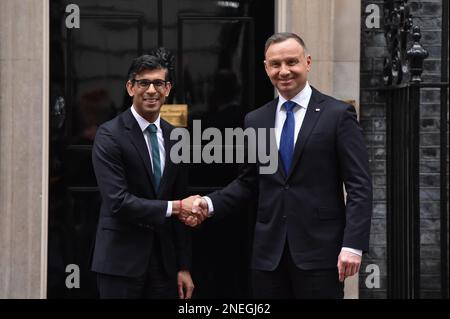 Londra, Inghilterra, Regno Unito. 16th Feb, 2023. Il presidente della Repubblica di Polonia ANDRZEJ DUDA sta scuotendo le mani con il primo ministro britannico RISHI SUNAK davanti ai media di Downing Street. (Credit Image: © Thomas Krych/ZUMA Press Wire) SOLO PER USO EDITORIALE! Non per USO commerciale! Foto Stock