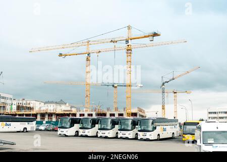 Reykjavik, Islanda - 12 2022 luglio: Stazione degli autobus a Reykjavik con cantiere dietro e molte gru Foto Stock