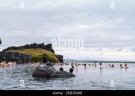 Reykjavik, Islanda - 17 2022 luglio: Sky Lagoon in Islanda. Turisti che si godono termale geotermica con acqua riscaldata durante la giornata fredda Foto Stock