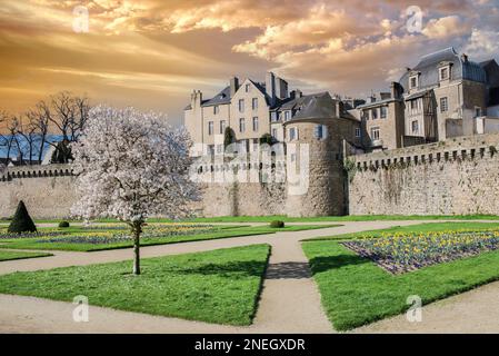 Vannes, bellissima città in Bretagna, vecchie case a graticcio nel giardino dei bastioni Foto Stock