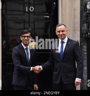 Londra, Inghilterra, Regno Unito. 16th Feb, 2023. Il presidente della Repubblica di Polonia ANDRZEJ DUDA stringe le mani con il primo ministro britannico RISHI SUNAK di fronte al 10 Downing Street, Londra. (Credit Image: © Thomas Krych/ZUMA Press Wire) SOLO PER USO EDITORIALE! Non per USO commerciale! Foto Stock