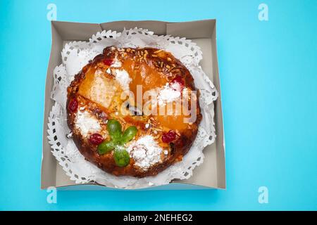 Bolo do Rei o torta del Re, fatta per Natale, tipica torta di Natale portoghese con frutta secca Foto Stock