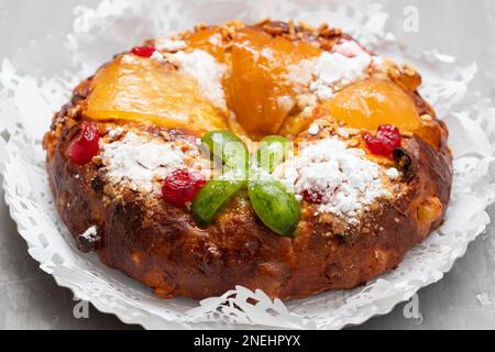 Bolo do Rei o torta del Re, fatta per Natale, tipica torta di Natale portoghese con frutta secca Foto Stock