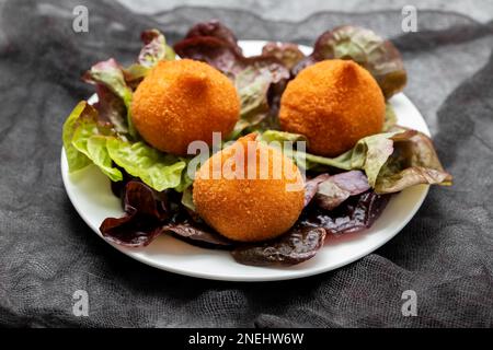 I tradizionali drumsticks brasiliani fritti Coxinha de frango su un piatto piccolo Foto Stock