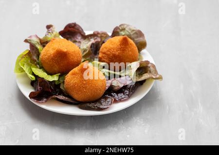 I tradizionali drumsticks brasiliani fritti Coxinha de frango su un piatto piccolo Foto Stock