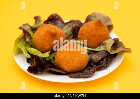 I tradizionali drumsticks brasiliani fritti Coxinha de frango su un piatto piccolo Foto Stock