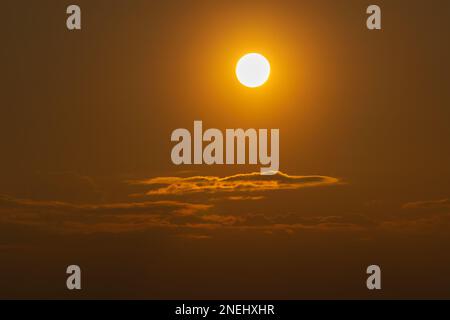 L'ascesa della luna arancione, conosciuta anche come la luna del raccolto o la luna del cacciatore, sopra il cielo notturno a Sikkim, India. Luna arancione a causa dell'atmosfera. Foto Stock