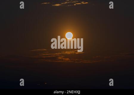 L'ascesa della luna arancione, conosciuta anche come la luna del raccolto o la luna del cacciatore, sopra il cielo notturno a Sikkim, India. Luna arancione a causa dell'atmosfera. Foto Stock