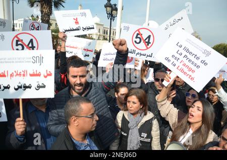 Kasbah, Tunisi, Tunisia. 16th Feb, 2023. Decine di giornalisti e attivisti per i diritti umani hanno protestato giovedì a Tunisi contro la politica che essi definiscono repressiva del potere, con l'obiettivo secondo loro di intimidire i media.''No alla repressione dei giornalisti'', ''chiediamo una stampa indipendente e libera''', ''vergogna per la Presidenza che vuole limitare la libertà dei giornalisti'', in particolare ha cantato i dimostranti riuniti presso gli uffici della Presidenza del governo nella kasbah di Tunisi. (Credit Image: © Chokri Mahjoub/ZUMA Press Wire) SOLO PER USO EDITORIALE! Non per Co Foto Stock