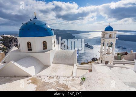 Vista panoramica sulla caldera dal villaggio di Imerovigli, Santorini Foto Stock