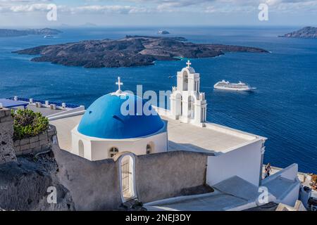 Vista panoramica sulla caldera dalla chiesa di San Teodoro a Firostefani, Santorini Foto Stock