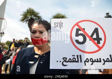 Kasbah, Tunisi, Tunisia. 16th Feb, 2023. Decine di giornalisti e attivisti per i diritti umani hanno protestato giovedì a Tunisi contro la politica che essi definiscono repressiva del potere, con l'obiettivo secondo loro di intimidire i media.''No alla repressione dei giornalisti'', ''chiediamo una stampa indipendente e libera''', ''vergogna per la Presidenza che vuole limitare la libertà dei giornalisti'', in particolare ha cantato i dimostranti riuniti presso gli uffici della Presidenza del governo nella kasbah di Tunisi. (Credit Image: © Chokri Mahjoub/ZUMA Press Wire) SOLO PER USO EDITORIALE! Non per Co Foto Stock