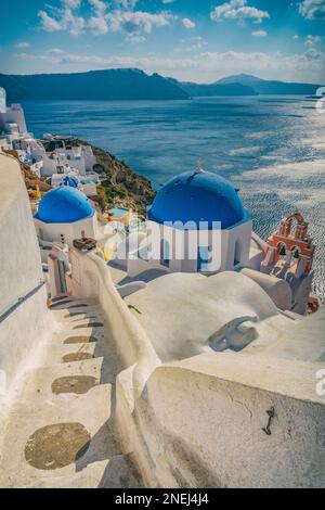 Tipica scalinata con grandi gradini grigi che si affacciano sulla caldera di Santorini Foto Stock