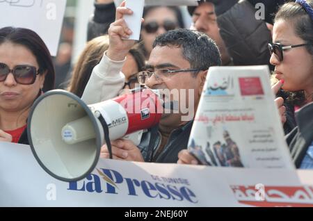 Kasbah, Tunisi, Tunisia. 16th Feb, 2023. Decine di giornalisti e attivisti per i diritti umani hanno protestato giovedì a Tunisi contro la politica che essi definiscono repressiva del potere, con l'obiettivo secondo loro di intimidire i media.''No alla repressione dei giornalisti'', ''chiediamo una stampa indipendente e libera''', ''vergogna per la Presidenza che vuole limitare la libertà dei giornalisti'', in particolare ha cantato i dimostranti riuniti presso gli uffici della Presidenza del governo nella kasbah di Tunisi. (Credit Image: © Chokri Mahjoub/ZUMA Press Wire) SOLO PER USO EDITORIALE! Non per Co Foto Stock