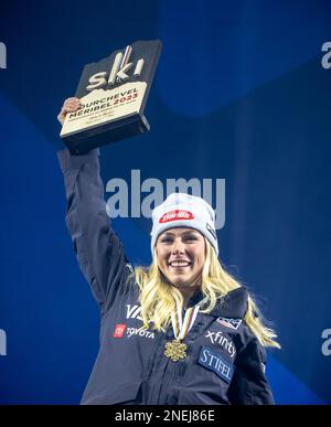 Courchevel, Francia. 16th Feb, 2023. Sci alpino: Campionato del mondo, donne slalom giganti: Mikaela Shiffrin, USA, allieta con la medaglia d'oro. Credit: Michael Kappeler/dpa/Alamy Live News Foto Stock