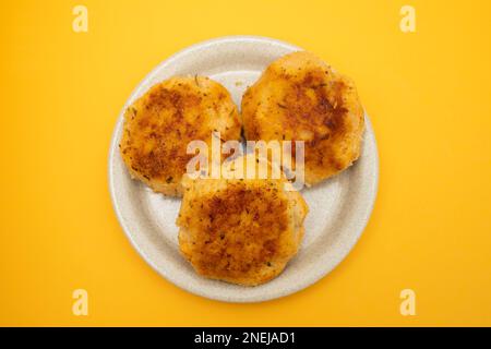 Cotolette di tacchino di carne tritata sul piatto. Polpette fritte in padella. Foto Stock