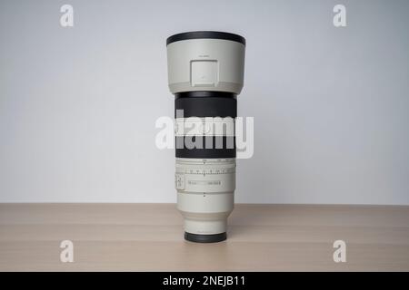 G-Master Sony FE 70-200mm F2,8 GM OSS II nuovo obiettivo per fotocamera mirrorless. Messa a fuoco selettiva, isolata su fondo bianco gr Foto Stock